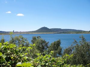모스트 호수에서 흐네빈과 시가지 방향으로 바라본 모습