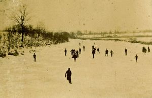 1890년대 미국 오하이오주 톨레도에서 마우미 강에서 스케이트를 타는 사람들