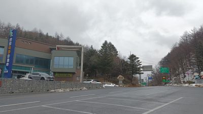 죽령 정상과 휴게소