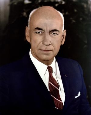 우주 태스크 그룹의 리더였던 로버트 R. 길루스는 1961년 NASA의 최초 유인 우주선 센터의 책임자가 되었다.