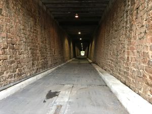 링컨 스트리트 터널 - 과거 철도 터널을 보행자 및 자전거 전용 터널로 개조하여 링컨, 워싱턴, 햄튼 거리를 지나감