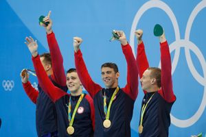 2016년 올림픽 남자 4 × 100m 자유형 계영에서 우승한 후의 미국 결승팀. 왼쪽부터: 네이선 에이드리언, 라이언 헬드, 마이클 펠프스, 케일럽 드레슬.