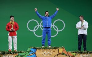 남자 85kg급 역도 경기 메달리스트. 왼쪽부터: 톈 타오 (중국, 은메달), 키아누시 로스타미 (이란, 금메달), 가브리엘 슨크레이안 (루마니아, 동메달, 후일 실격).