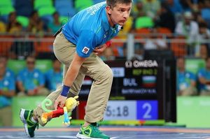 2016년 하계 올림픽 레슬링 남자 그레코로만형 85kg 경기에서 심판이 코치들이 심판 판정에 이의를 제기하기 위해 경기장에 던진 비니시우스 봉제 인형을 집고 있다.