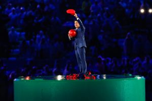 흙 파이프에서 등장하여 오른팔에 붉은 공을 안고 왼손으로 마리오 모자를 든 일본의 아베 신조 총리 (마라카낭 스타디움)