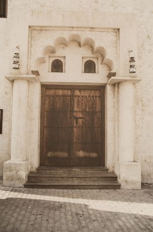 샤르자의 오래된 문, 도시의 역사적 건축물을 보여줍니다.