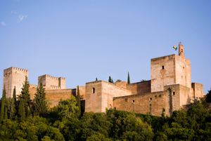 알람브라 궁전은 그라나다의 나스르 왕조의 요새이자 거주지였다. 여기서 보이는 알카사바 요새는 가장 오래된 부분이며, 아마도 이븐 알-아흐마르의 초기 거주지였을 것이다.