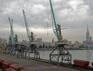 배경에 도시가 보이는 바투미 항구.