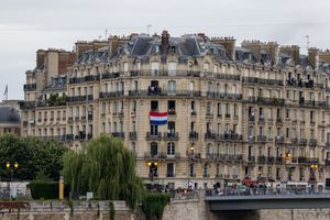 Synchronicité}}<i>(공시성) 부분으로 진입하는 선수단 입장을 지켜보고 있다.