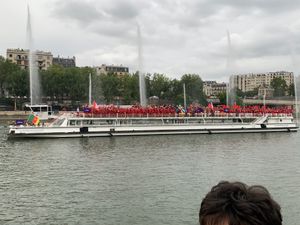 알파벳 C로 시작하는 국가(카메룬, 캐나다, 중앙아프리카 공화국, 칠레, 중국) 선수단이 센 강을 배로 입장하고 있다.