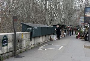 오텔드빌 강변도로에 설치된 부키니스트 (서점)의 모습. 개막식이 거행되는 동안 임시로 폐업될 예정이다.