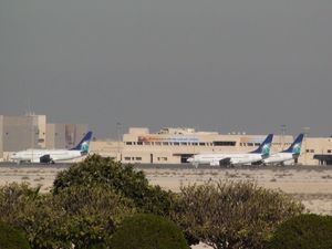 사우디 아람코(Saudi Aramco) 항공기가 킹 파흐드 국제공항 아람코 터미널에 주차되어 있다.