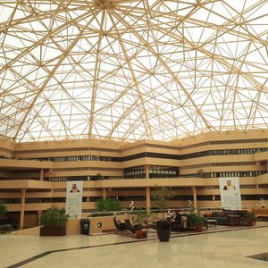 2024년 1월, 부라이다 서부에 위치한 새로운 카심 대학교 건물의 중앙 홀