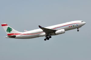 중동 항공 - 에어 리반 에어버스 A330-200이 파리 샤를 드골 공항에서 이륙하고 있다.