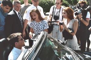 페리가 1995년 에미상 리허설을 떠나고 있다.