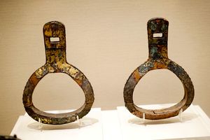 가장 오래된 쌍등자. 북연 왕조의 한족 귀족 풍사부의 무덤에서 발견된 기원후 415년의 유물, 랴오닝 성 베이퍄오에서 발견됨.