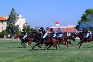 2005년 텍사스주 포트 블리스에서 열린 행사에서 제1기병사단 기병 분견대의 돌격.