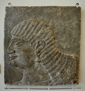 왕의 수행원의 동부. 이라크 님루드의 북서 궁전에서 발견. 아슈르나시르팔 2세 치세 중(기원전 883년 - 기원전 859년). 영국 글래스고 버렐 컬렉션