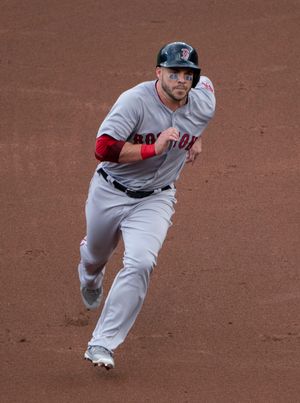 스티브 피어스는 4타점을 올리고 2득점하며 보스턴의 4차전 승리를 이끌었다.