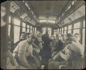 1907년: 보스턴 선수들이 스프링 트레이닝 경기를 위해 리틀록 호텔을 떠나고 있다 (사진 제공: 보스턴 공공 도서관)