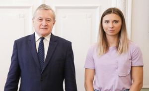 2021년 8월 폴란드 문화유산체육부 장관 표트르 글린스키와 함께 있는 크리스치나 치마노우스카야