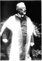 학위 가운을 입은 차이콥스키《1893년 6월, 케임브리지 대학교에서》