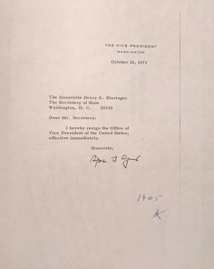 애그뉴의 사임 서한 복사본으로, 헨리 키신저가 '1405'로 초기 서명하고 시간 표시를 했습니다. 초기 서명이 있는 복사본은 애그뉴에게 반환되었으며 원본은 분실되었습니다.