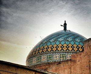 자메 모스크의 돔 챔버는 카즈빈에서 가장 오래된 구조물로, 1100년대 초에 건설되었다.