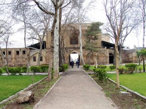 카즈빈의 기념비적인 알리 카푸 문 사파비 궁전 단지 입구