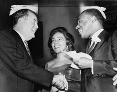 1964년 부통령 당선자 험프리가 코레타 스콧 킹과 시민 운동 지도자 마틴 루터 킹 주니어와 함께 찍은 사진.