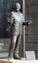 미니애폴리스 시청 외부에 세워진 험프리의 동상