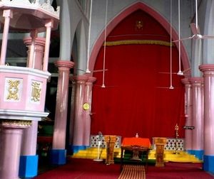 케랄라 남인도에 있는 시로말라바르 가톨릭 교회의 한 교회 또는 나스라니 팔리(Nasrani Palli)로, 예루살렘 고대 성전의 전통에 따라 유대 기독교 전통을 따라 지성소를 붉은 휘장으로 가리고 있으며, 이는 말란카라 야코브 시리아 정교회와 인도 정교회와 같은 동방 정교회와 유사하다.