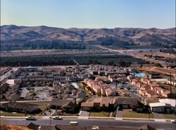 1966년 에스페란자 로드와 페어린 대로 근처에 건설된 주택 개발은 1960년대 요바린다가 얼마나 극적으로 성장했는지 보여준다. 도시의 인구는 1960년 1,198명에서 불과 10년 만에 11,856명으로 증가했다.