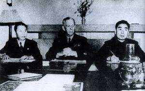 제3위원회에서. 좌로부터 국민당 대표 장췬, 조지 마셜 장군과 공산당 대표 저우언라이