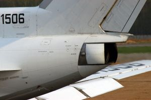 중앙 엔진의 버킷 추력 반전 장치