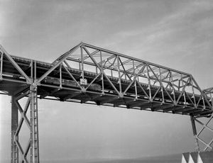 키 시스템 광역 철도가 베이 브리지를 건너고 있다.