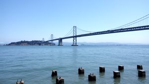 샌프란시스코 해안가에서 바라본 샌프란시스코-오클랜드 베이 브리지 서쪽 경간