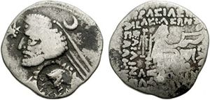 사카 통치자 탄레스모스(Sakaurakae, 사카스탄, 기원전 80-40년경)의 주화. 오로데스 2세의 파르티아 드라크마에 초상과 'TANLHC'라는 이름이 추가된 반전된 모습이 있다.