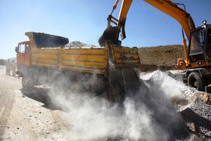 아프가니스탄 건설 노동자들이 마흐무드 라키에서 도로 건설 프로젝트를 진행하고 있다.