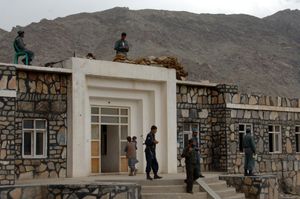 ANP 경찰이 의료 시민 활동 프로그램 준비를 돕는 카피사 초등학교.