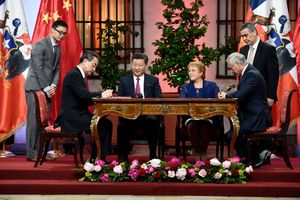 왕이, 시진핑 주석과 칠레 대통령 미첼 바첼레트의 지도 아래 2016년에 문서를 서명하고 있다; 테이블 반대편에서는 칠레 외무부 장관이 같은 내용을 서명하고 있다