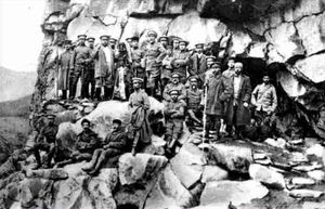 아프가니스탄 군인들과 함께 있는 하비불라 칸