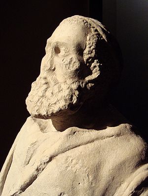 체육관에서 발견된 조각상 머리