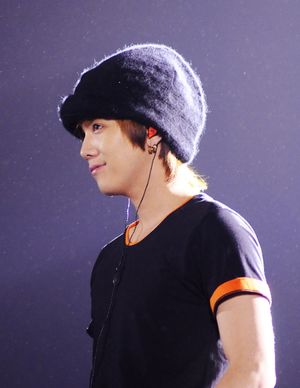 2012년 11월 베트남 하노이에서 열린 Music Core 콘서트의 이홍기