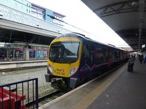 TransPennine Express의 185형 열차가 맨체스터 공항 철도역에 도착하고 있다.