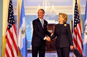 2010년 2월, 워싱턴 D.C.에서 콜롬 대통령과 힐러리 클린턴 미국 국무장관