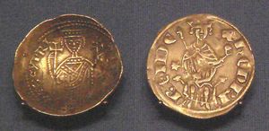 키프로스 금화 비잔틴 디자인에서 파생된 베잔트, 1218-1253 (왼쪽), 그리고 키프로스 서양식 은화 그로스 1285-1324 (오른쪽).