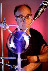 1999년 스탠리 밀러, 초기 실험에 사용된 장치와 함께 포즈를 취하고 있다