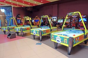 아케이드에 있는 에어하키 테이블