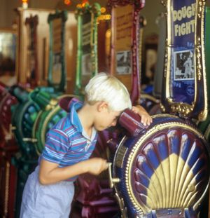 1980년대 디즈니랜드의 페니 아케이드에 있는 뮤토스코프들